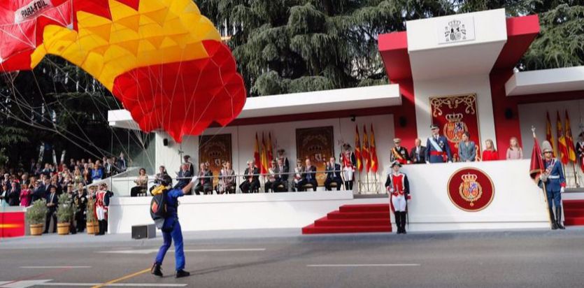 Desfile militar del 12-O, presidido por los Reyes