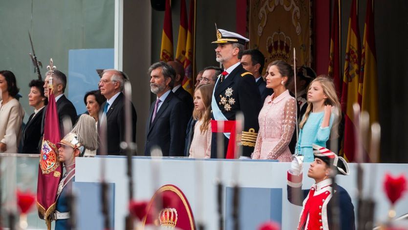 Las mejores imágenes del desfile del 12-0: abucheos a Sánchez, banderas franquistas, una Familia Real aclamada, la nueva 'foto de Colón' y un paracaidista accidentado y homenajeado