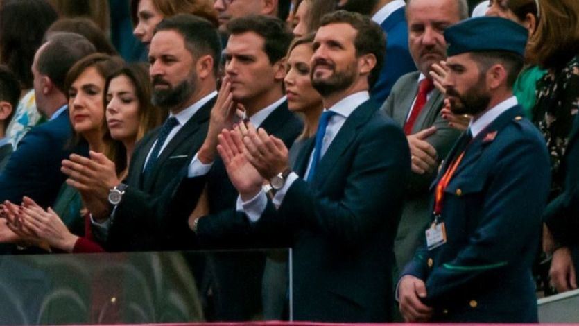 Casado, Rivera y Abascal reeditan la 'foto de Colón' en el desfile del 12-O