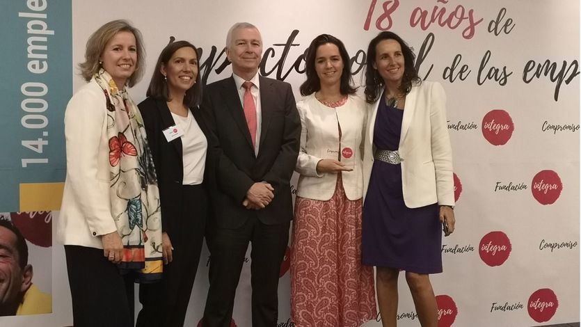 De izda a dcha: Nuria Mas, directora de Empleo de Fundación Integra; Rosa Fernández, del Área de Exclusión de Fundación Integra; Miguel Heras, director general Corporativo de Sacyr; Patricia Martínez Iñigo, directora de RRHH de Sacyr Servicios; Ana Muñoz, directora de Fundación Integra 