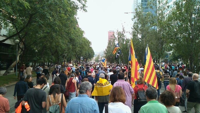 Una sentada en la estación de Sants deriva en una marcha contra la sentencia del procés