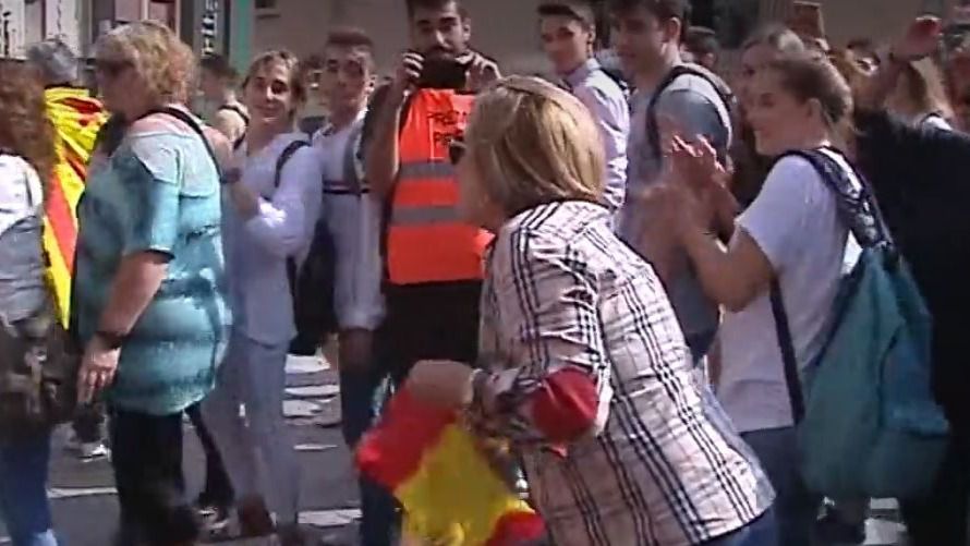 Una mujer agredida por una bandera de España, cortes en carreteras y una llamada a tomar el aeropuerto de Barcelona
