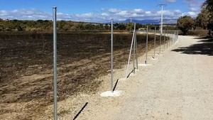 Postes metálicos obstruyen camino público en Tres Cantos