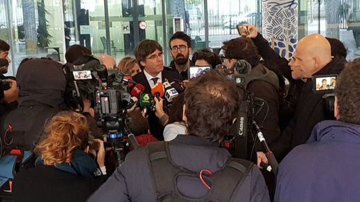 Puigdemont, de momento libre tras recibir su euroorden de detención en la sede de la Fiscalía belga