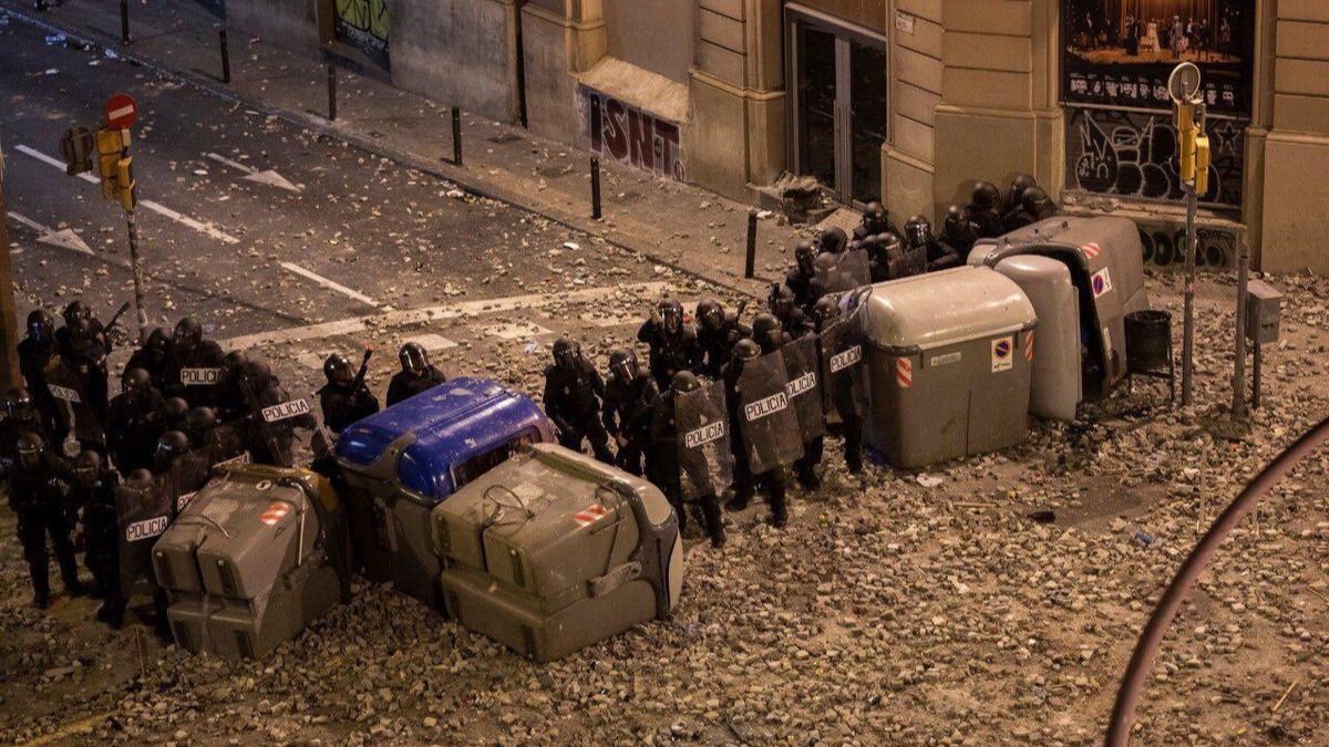 La quinta noche de protestas en Cataluña se salda con 83 detenidos y 182 heridos