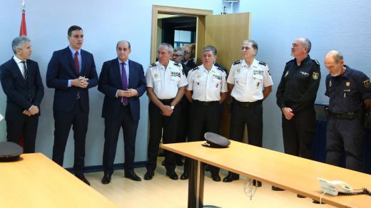 Sánchez visita a los policías heridos en Barcelona y se cruza cartas con Quim Torra
