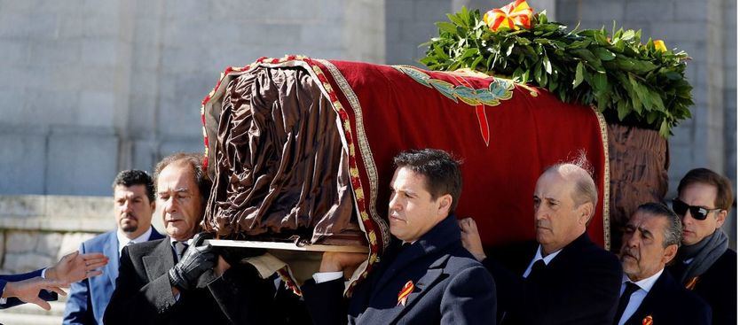 Los familiares de Franco, José Cristobal (i), Luis Alfonso de Borbón Martínez-Bordiú (2i), Francis Franco (3d) y Jaime Martínez-Bordiú (2d) encabezan la comitiva familiar que porta el féretro 