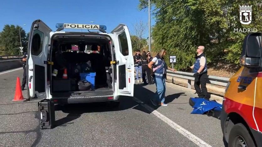Fallece un ciclista de 73 años tras colisionar con un camión que realizaba trabajos de limpieza en Barajas (Foto: @emergenciasmad)
