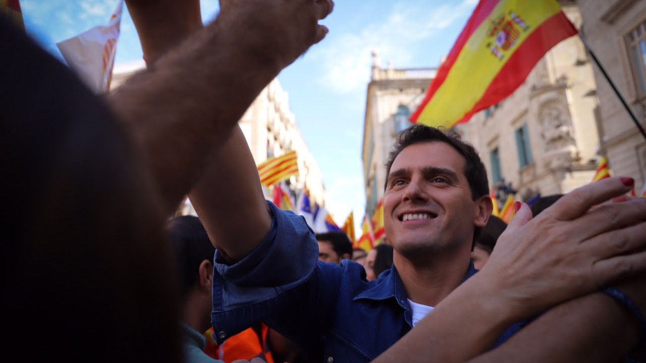 Rivera 'plagió' un eslogan del NO-DO sobre los españoles "rojos y azules"