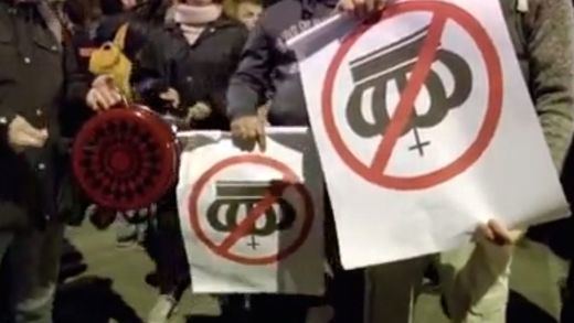 Dos mil personas reciben al Rey con una 'cacerolada' en Barcelona