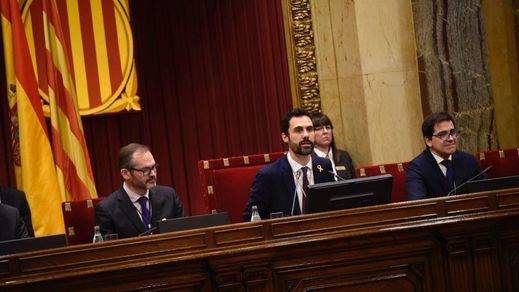 El Constitucional, por ahora, se limita a repetir a Torrent que debe paralizar la moción de autodeterminación