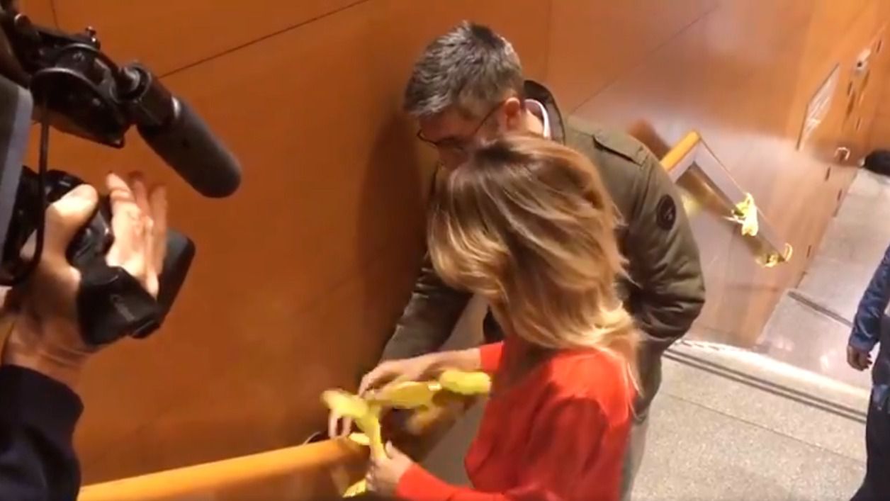 Cayetana Álvarez de Toledo quita unos lazos amarillos a su llegada al debate de TV3