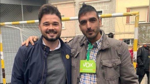 La polémica foto de Rufián con un apoderado de Vox