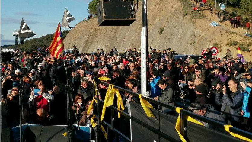 El colectivo independentista 'Tsunami Democràtic' mantiene cortada la AP-7 en la frontera con Francia