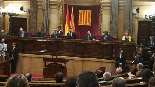 El Parlament aprueba la moción independentista suspendida de forma paralela por el Constitucional