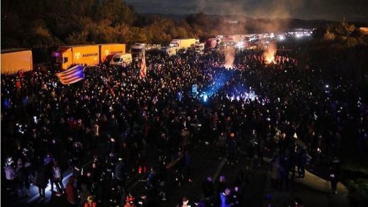 Los Mossos desalojan a los manifestantes que cortaron la AP-7 en Cataluña toda la noche