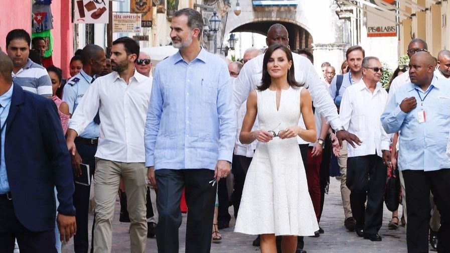 Visita histórica de los Reyes a Cuba, recibidos a gritos de "¡Viva Felipe, viva España!"
