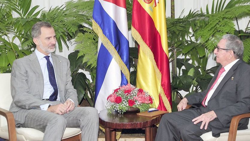 Publican la foto de la entrevista que iba a ser 'secreta' entre el rey Felipe y Raúl Castro