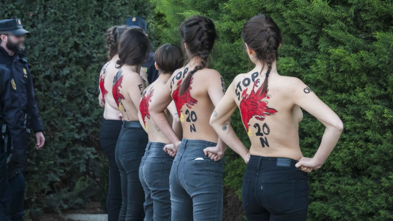 Con valor y al desnudo: activistas de Femen boicotean un acto de la Falange en Madrid