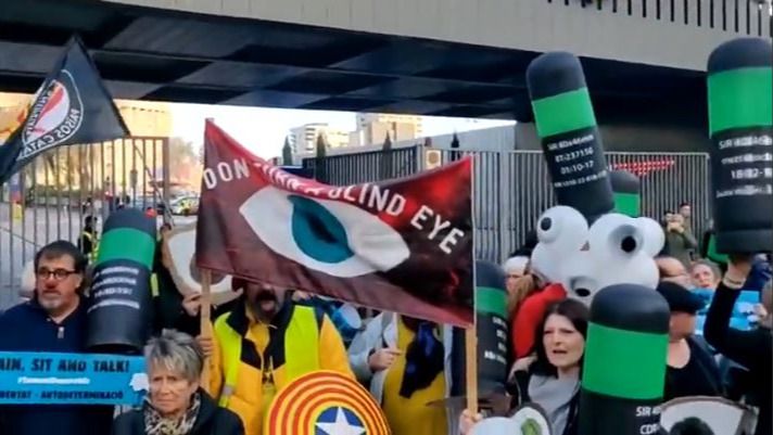 'España, siéntate y habla', el grito de Tsunami Democràtic junto al Camp Nou