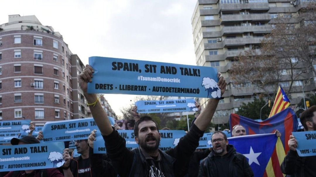 Peleas, varios detenidos y fuego adornaron una Clásico polémico por su politización