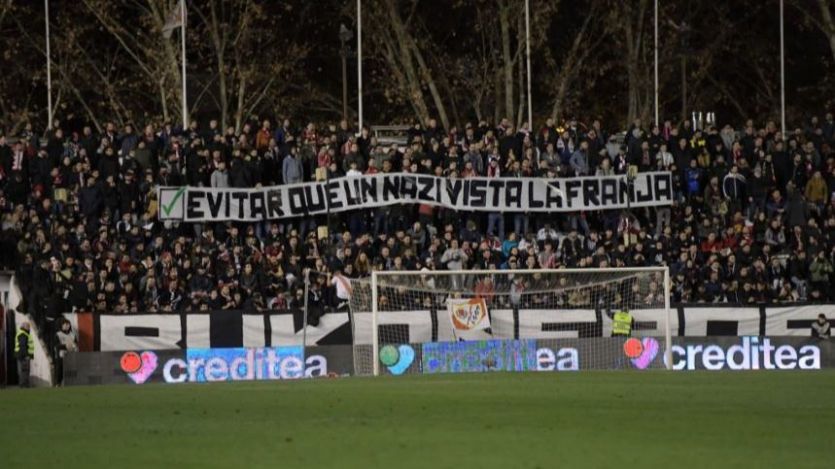 Pancartas contra Zolzuya en el estadio del Rayo Vallecano