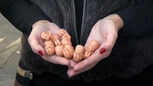 Vox reparte muñecos de fetos en Sevilla tras el fracaso de su misa por los 'abortados'