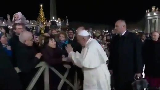 El Papa pide perdón por zafarse enfadado de una mujer que lo agarró
