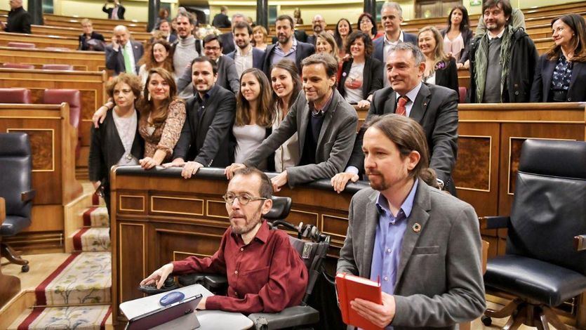 Iglesias rompe a llorar junto a Echenique tras la investidura de Sánchez
