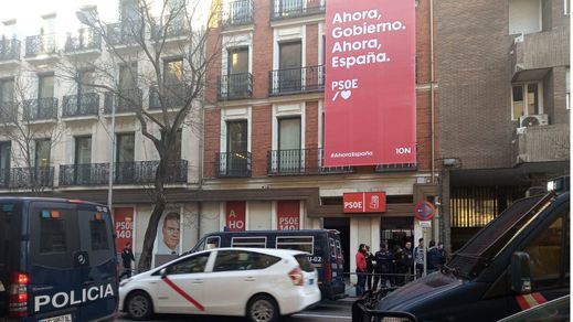 Los okupas desalojados del Hogar Social Madrid asaltan la sede del PSOE