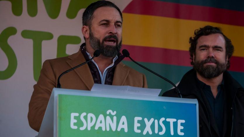 Pinchazo anti-Sánchez: miles de 'patriotas' se concentran en el centro de las ciudades bajo el lema 'España Existe'