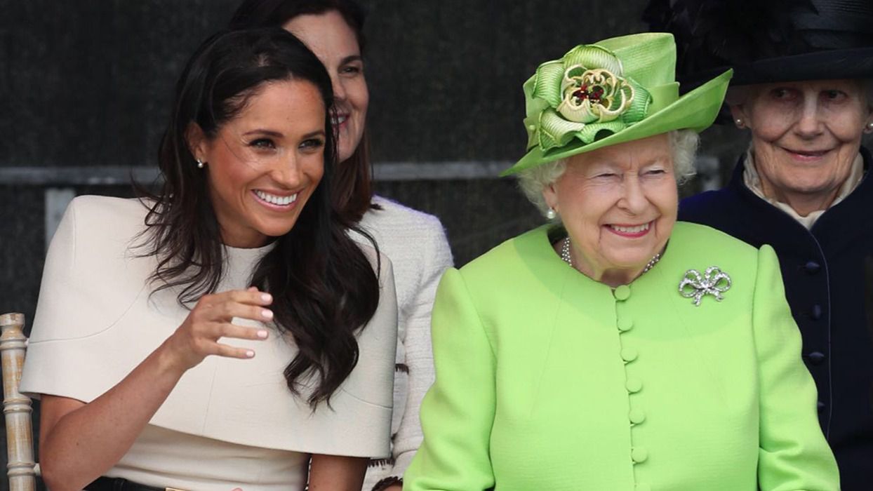 La reina Isabel II da su brazo a torcer pero da un "periodo de transición" a Harry y Meghan Markle