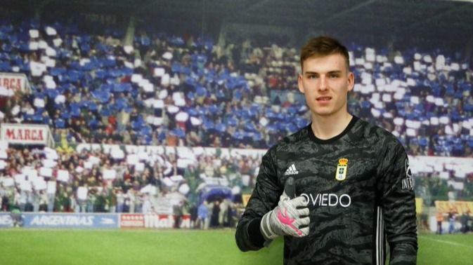 El Madrid cede a su joven promesa de la portería Lunin al Oviedo tras no jugar en el Valladolid