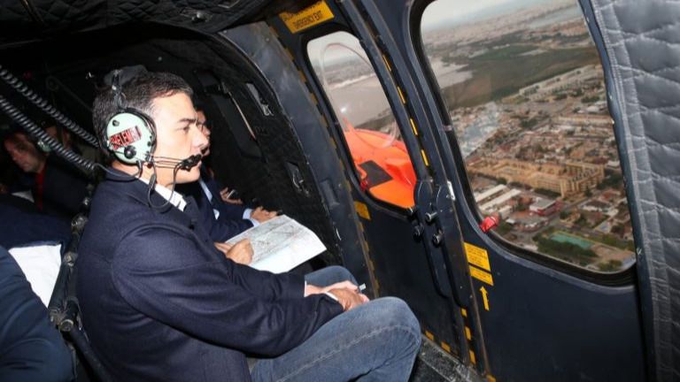 Pedro Sánchez en helicóptero visitando la zona afectada por la Gota Fría