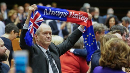 El Parlamento Europeo ratifica entre lágrimas el acuerdo del 'Brexit'
