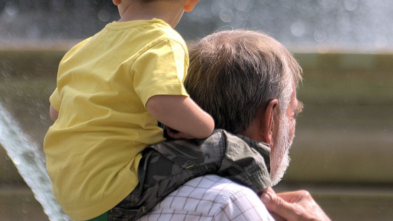 La opinión del experto: ¿deberían cobrar los abuelos por el cuidado de los nietos?