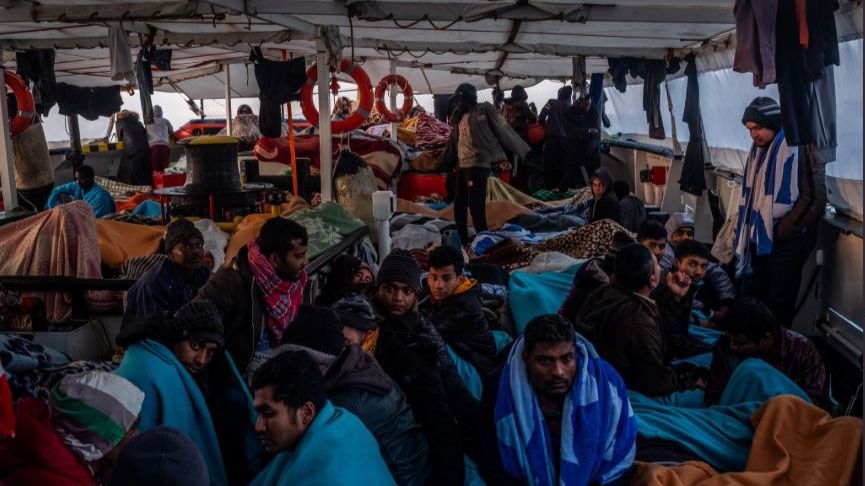 El Open Arms logra desembarcar en Italia a 363 náufragos rescatados en el Mediterráneo