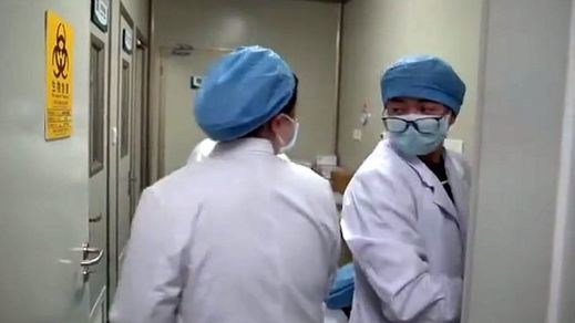 Las muertes oficiales por el coronavirus en China ascienden a 425 con más de 3.200 casos nuevos en sólo un día
