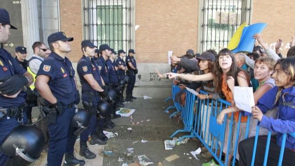 Los activistas de 'Rodea el Congreso' de 2013 se libran de ir a la cárcel por delito de atentado