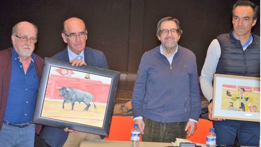 El pintor Luis Checa, el ganadero Adolfo Martín, Miguel Ángel de Andrés director de los Seminarios y el torero El Cid