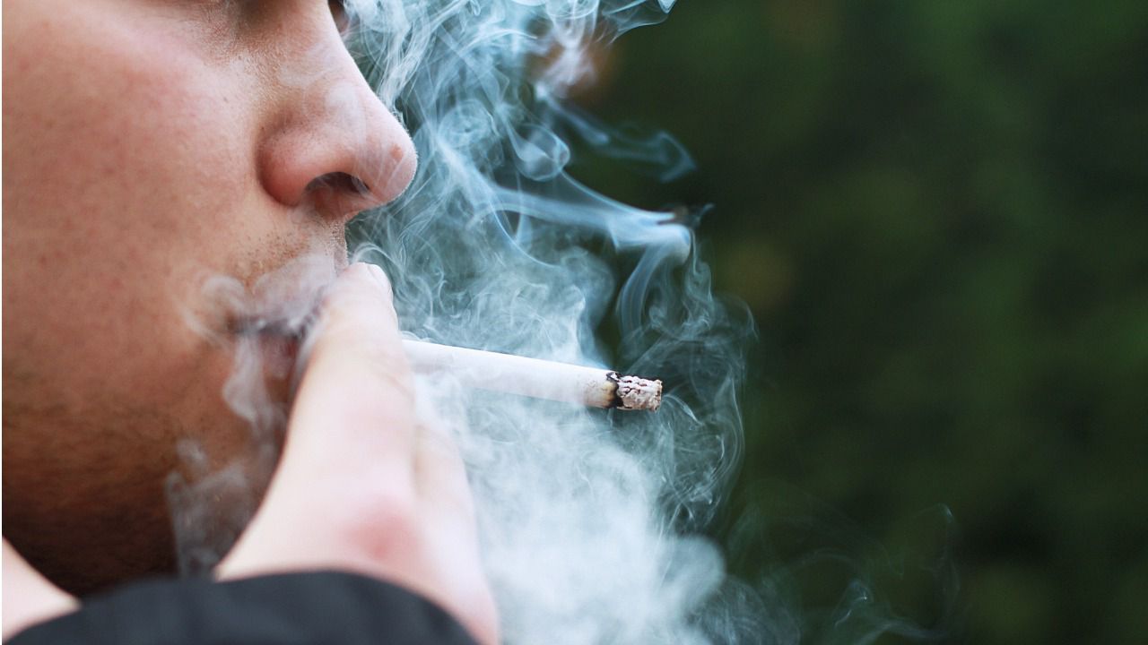 Sanidad declara la guerra al tabaco y apunta a una subida del precio de la cajetilla