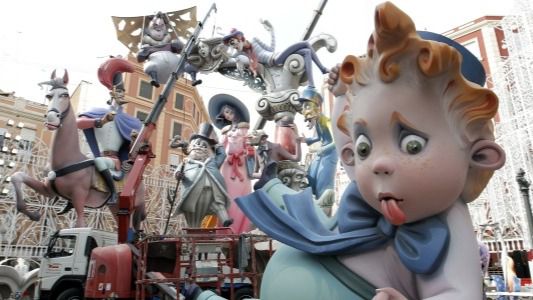 El coronavirus obliga a aplazar la fiesta de Las Fallas en Valencia