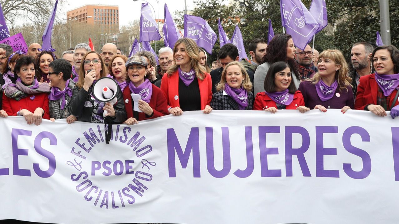 El bulo de los guantes anti-coronavirus de las mujeres del PSOE en la marcha del 8-M