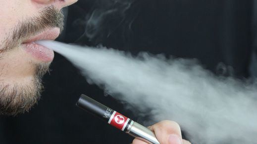 Ojo: algunos expertos aseguran que el coronavirus también se puede transmitir por el humo del tabaco y vapeo