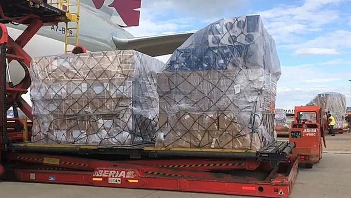 Aterriza en Barajas uno de los aviones con material sanitario de China para la Comunidad de Madrid