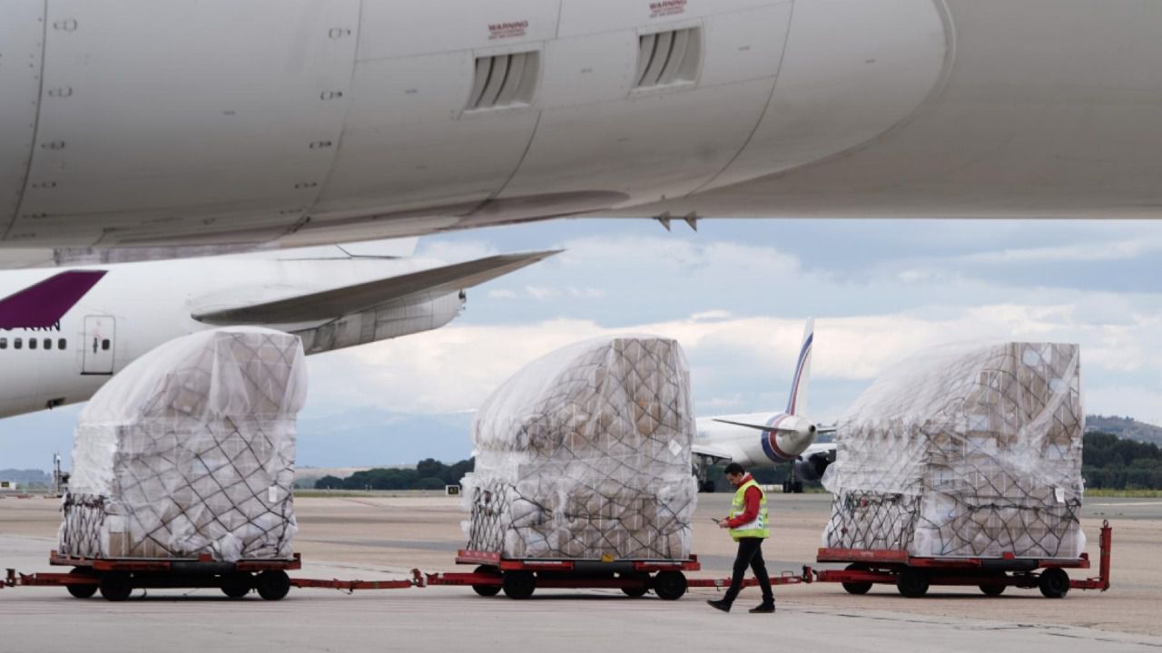 Madrid recibe su segundo avio&#769;n con 82 toneladas de material sanitario