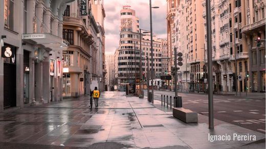 El autor de la fotografía usada por Vox con un montaje denunciará al partido y donará a la sanidad lo que gane