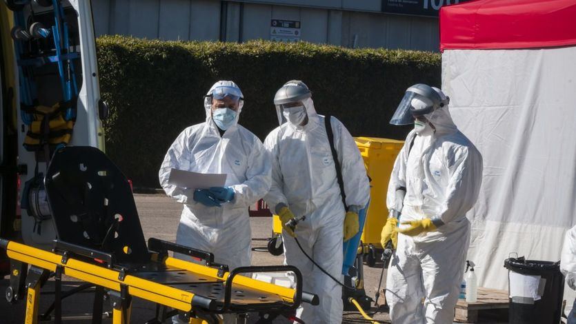 Vuelve a descender la cifra de fallecidos diarios hasta los 683, pero se superan los 15.200 muertos en total