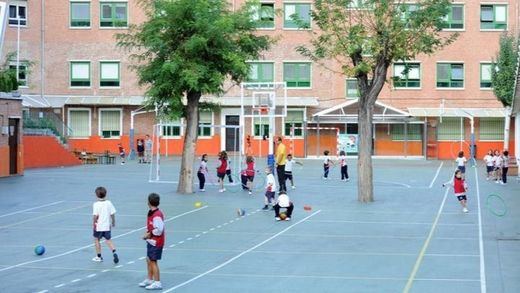 Organizaciones y colectivos de padres reclaman a Educación abrir los colegios en verano y limitar las repeticiones