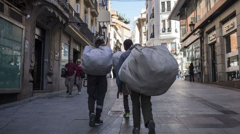 Prostitutas, manteros y limpiadoras del hogar, las otras víctimas ocultas del coronavirus